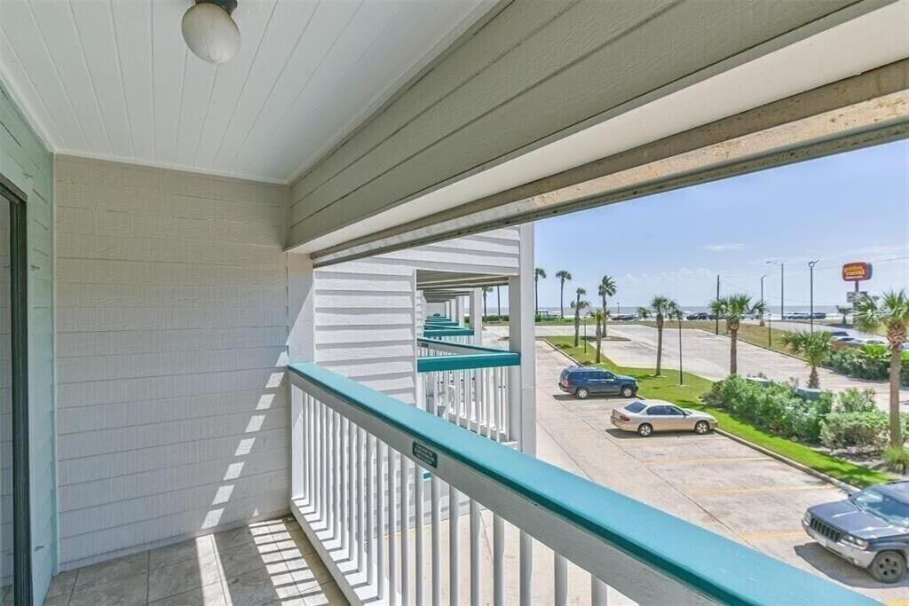 Sun Splashed Condo! Steps To Beach And 2 Pools Galveston Island Kültér fotó