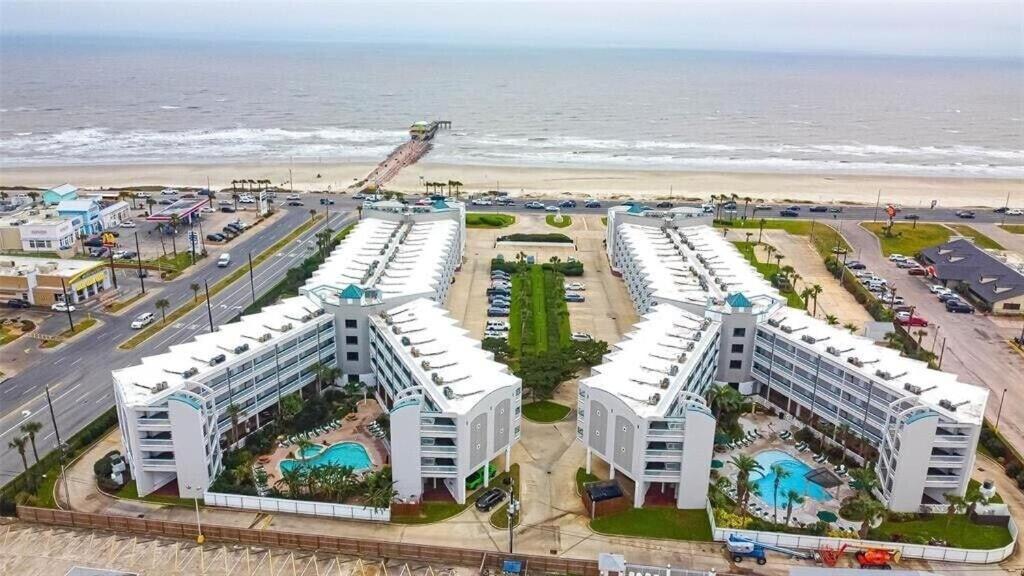 Sun Splashed Condo! Steps To Beach And 2 Pools Galveston Island Kültér fotó